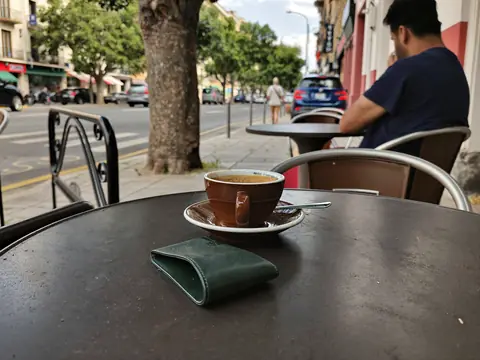 Cartera olvidada en la mesa de un café