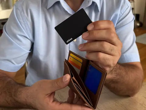 Tarjeta ohkax entrando en la ranura de una cartera