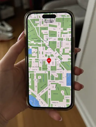Celular con un mapa que marca dónde quedó la cartera